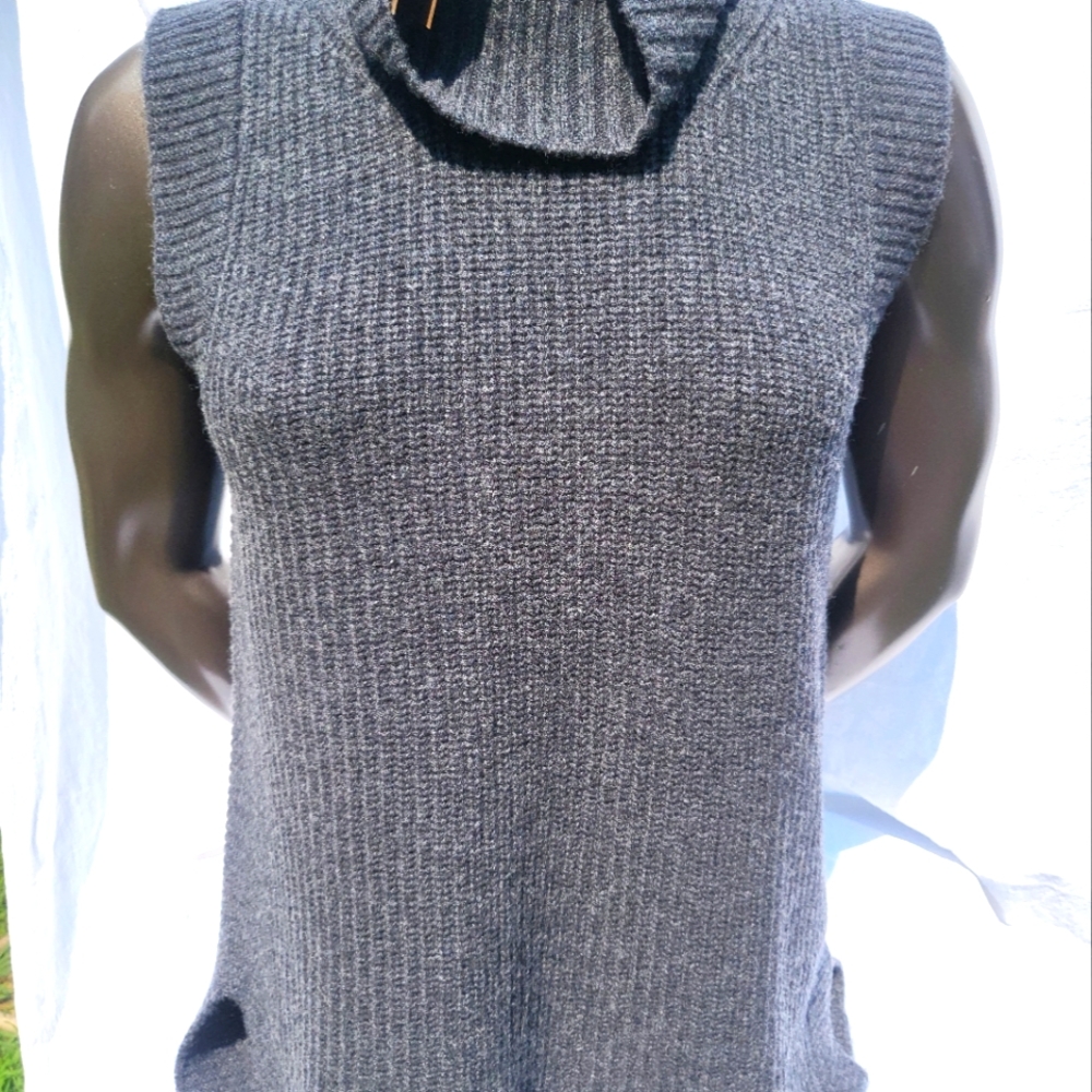 Short sleeveless turtle neck sweater